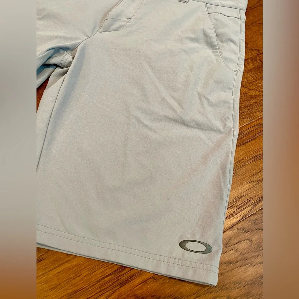 Oakley‎ Men's Light Gray Performance Flat-Front Shorts